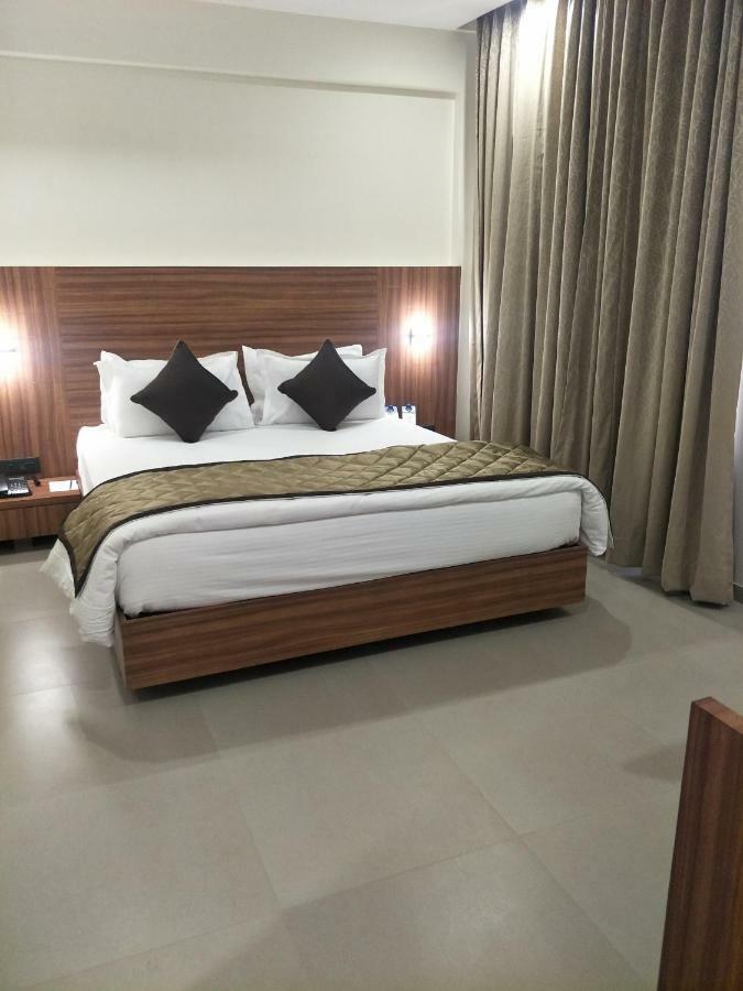 Kyriad Hotel Solapur By Othpl Exteriér fotografie