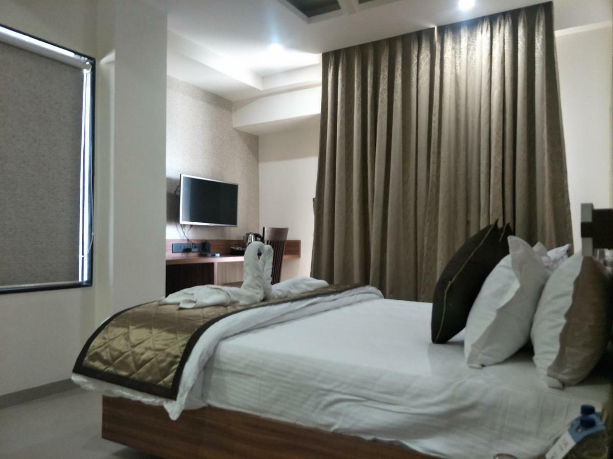 Kyriad Hotel Solapur By Othpl Exteriér fotografie