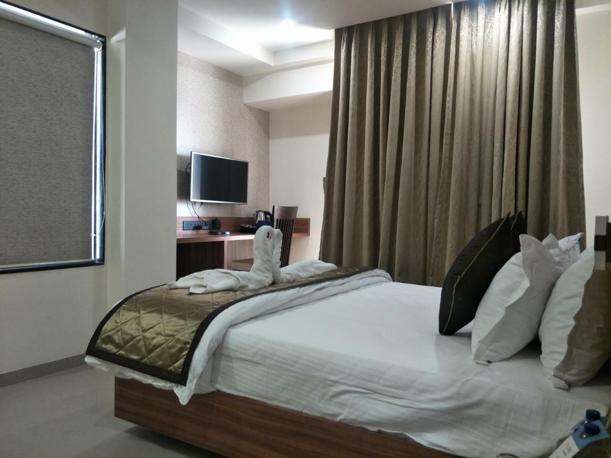 Kyriad Hotel Solapur By Othpl Exteriér fotografie