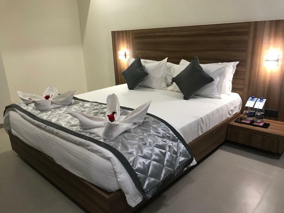 Kyriad Hotel Solapur By Othpl Exteriér fotografie